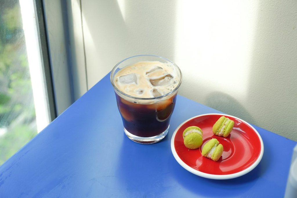 Cold Brew vs Iced Americano: Acidity, Stomach, Caffeine Punch 2026